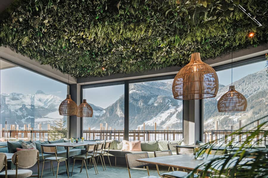 styleGREEN Deckenbegrünung in Restaurant mit Bergblick