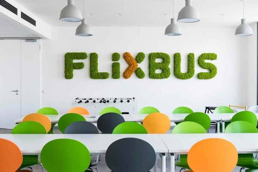 Flixbus-Logo aus Islandmoos von styleGREEN als Gestaltung in Meetingräumen 