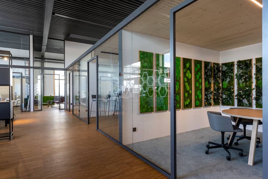 styleGREEN Office mit Standardbildern in Meetingraum